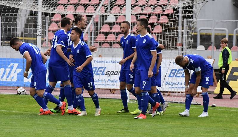 DALŠÍ PORÁŽKA. Varnsdorf (ve žlutém) prohrál s Vyšehradem 1:3.