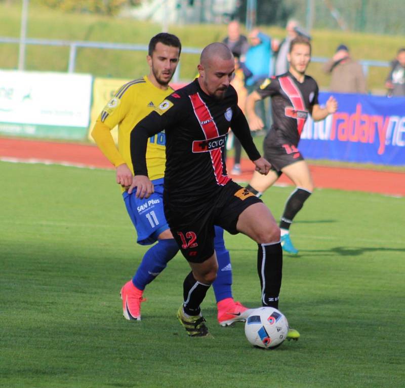 PRVNÍ VÍTĚZSTVÍ! Varnsdorf (ve žlutém) doma porazil Frýdek-Místek 1:0.