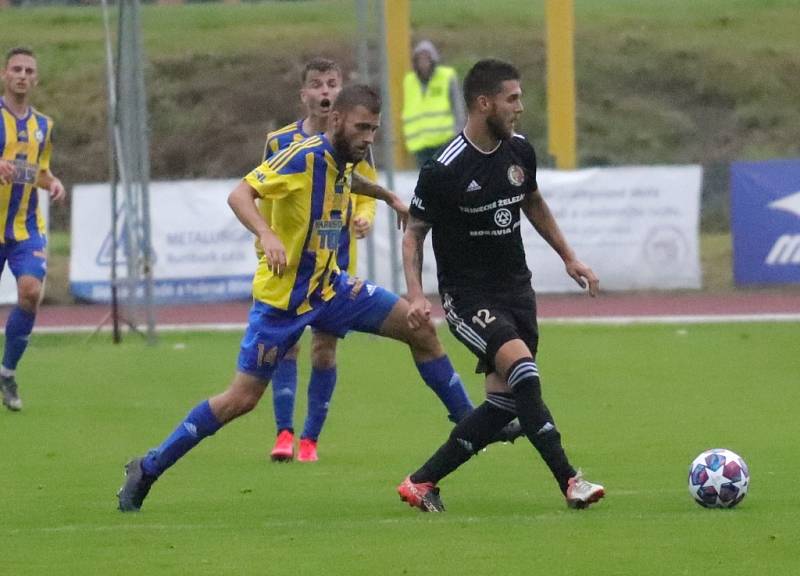 Varnsdorf (ve žlutém) porazil Třinec 1:0.