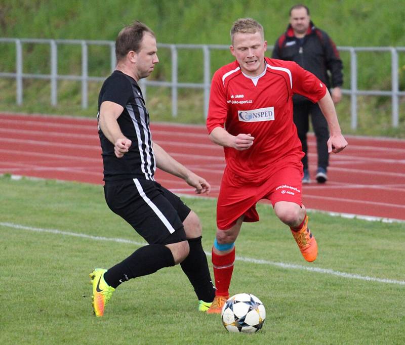 DIVOČINA. V Rumburku padlo deset branek, domácí fotbalisté (v červeném) brali jen bod.