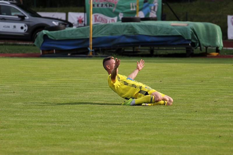 REMÍZA. Fotbalisté Varnsdorf (ve žlutých dresech) doma remizovali s Třincem 2:2.