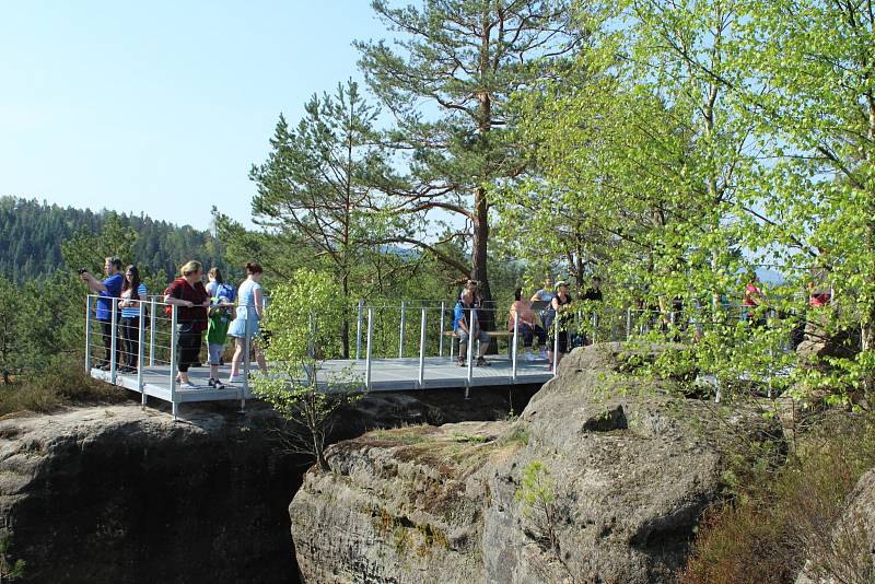 Vášniví turisté zahájili sezonu v národním parku několikakilometrovým výletem.