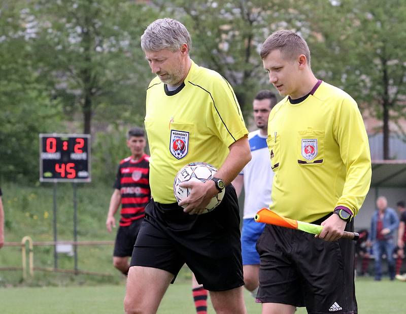 DEBAKL. Fotbalisté Unionu Děčín (pruhované dresy) vyhrál v Trmicích vysoko 11:0.