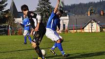 ŠLUKNOV (v modrém) porazil poslední Travčice 3:1.