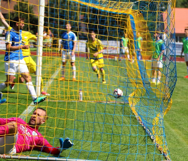 REMÍZA. Varnsdorf (ve žlutém) remizoval s Táborskem 1:1.