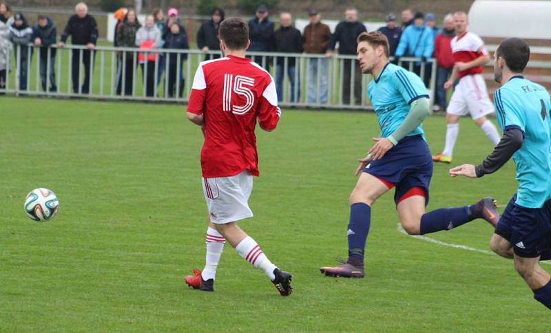 DERBY. Fotbalisté Modré (bíločervené dresy) doma prohráli s Jílovým 0:1.