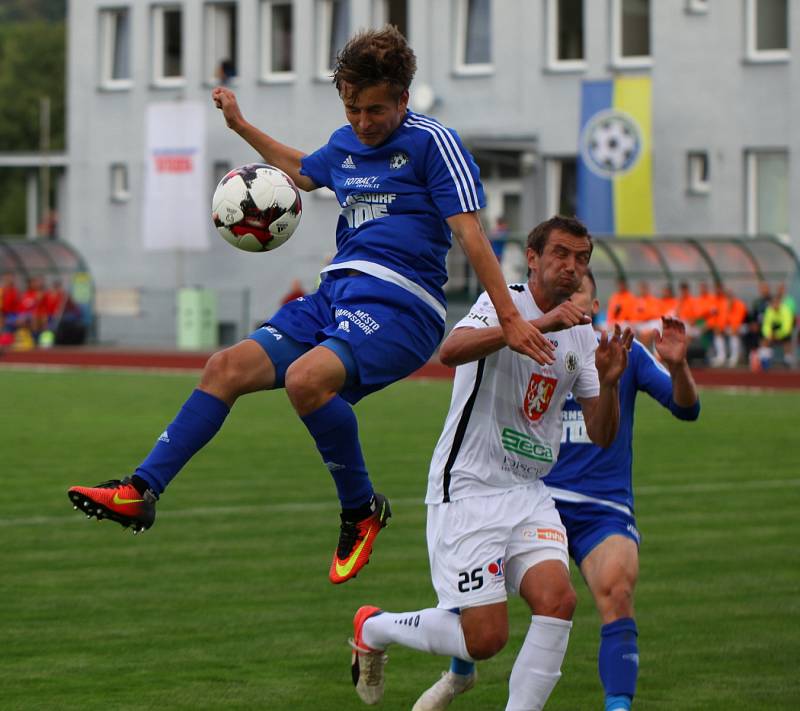 VÍTĚZSTVÍ. Varnsdorf (v modrém) porazil Hradec Králové 1:0.