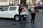 Pracovníci Kostky pomáhají i rodině v Jiříkově. Na snímku jsou při rozdávání dárků chudým.