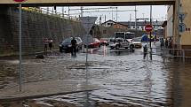 Přes Děčín se přehnala bouřka, v Podmoklech zatopila viadukt i s autem.