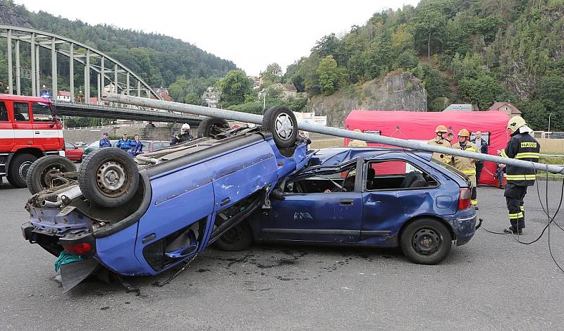 Krajská soutěž hasičů ve vyprošťování se konala v Děčíně. 