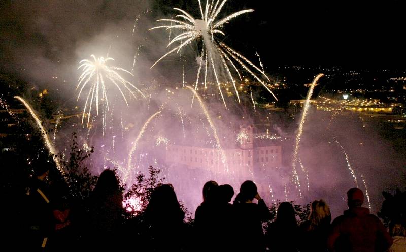 Slavnosti 2012 začaly průvodem a ohňostrojem 