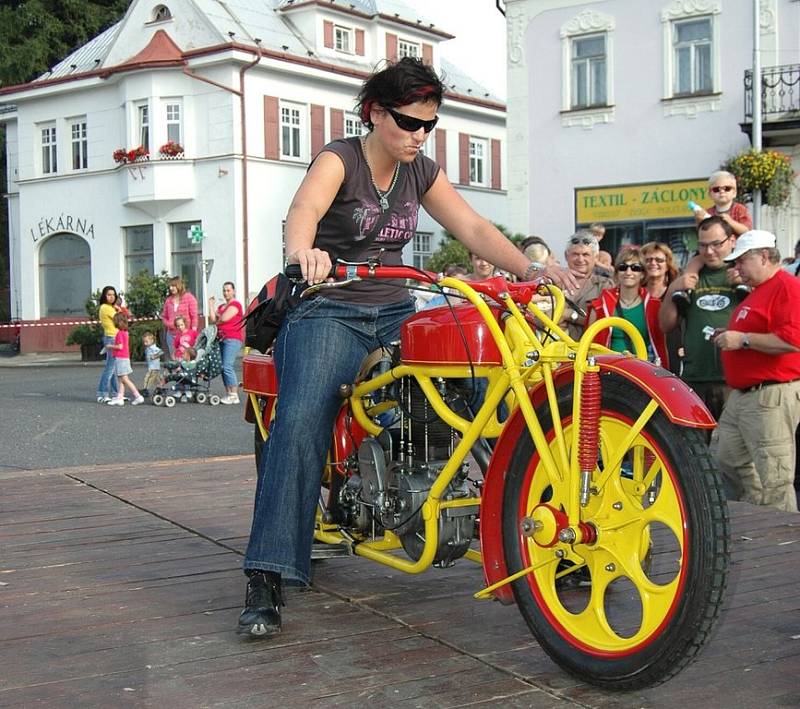 Nejdelší motocykly světa se po roce opět vrátily do Krásné Lípy 