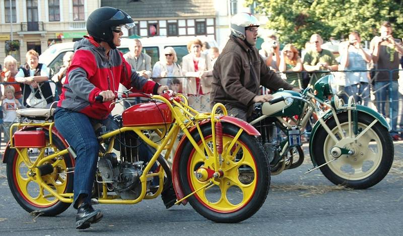 Nejdelší motocykly světa se po roce opět vrátily do Krásné Lípy 