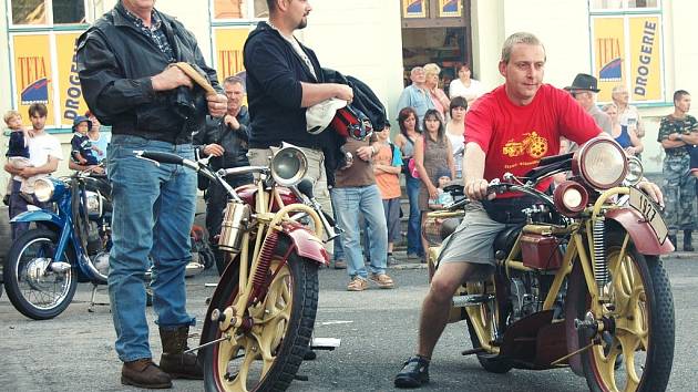 Nejdelší motocykly světa se po roce opět vrátily do Krásné Lípy 