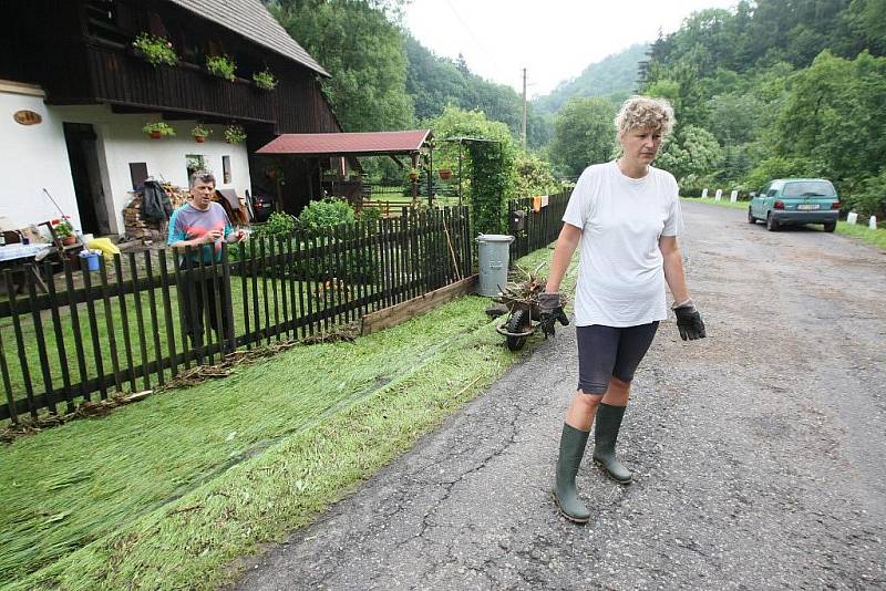 V Merbolticích zmizel kus silnice. Jsou neprůjezdné