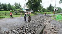 V Merbolticích zmizel kus silnice. Jsou neprůjezdné