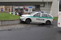 Děčínští policisté nezvládli řízení, služební vozidlo nechtěně zaparkovali až na ostrůvek kruhové křižovatky na Labském nábřeží v Děčíně. 