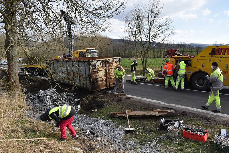 Při dopravní nehodě v Markvarticích se převrátil přívěs plný kovového odpadu.