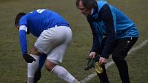 VÍTĚZSTVÍ. Fotbalisté Šluknova (v modrém) porazili Liběšice 4:1. Tři body věnovali nemocnému trenérovi Gallovi.