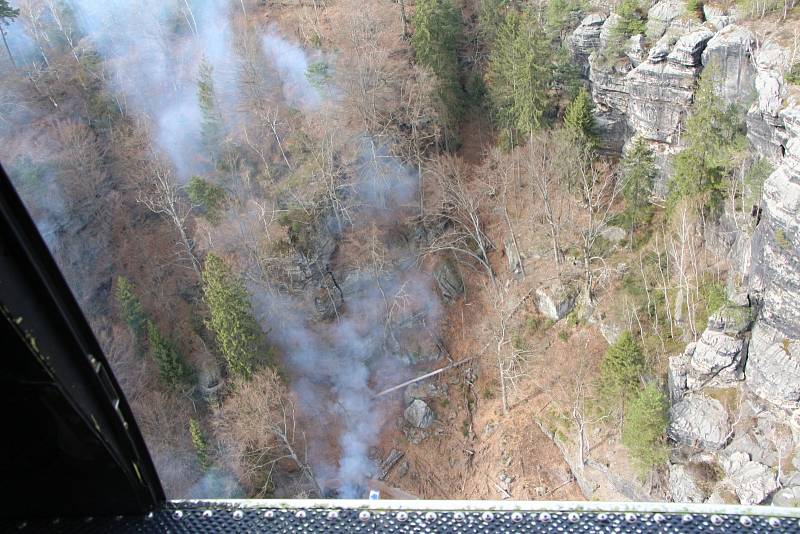 Požár lesa u Pravčické brány v dubnu 2022
