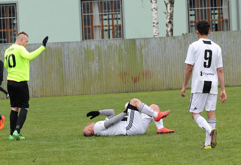 DERBY. Šluknov B (v bílém) porazil Horní Podluží 3:0.