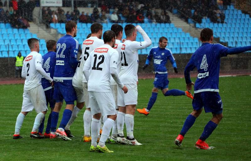 DERBY. Fotbalisté Varnsdorfu (v modrém) doma porazili Ústí nad Labem 1:0.