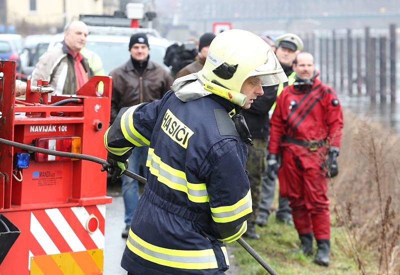 Auto z Labe vylovili až v neděli.