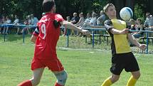 MAJÍ BOD. Česká Kamenice (v červeném) remizovala 0:0 s Chlumcem.