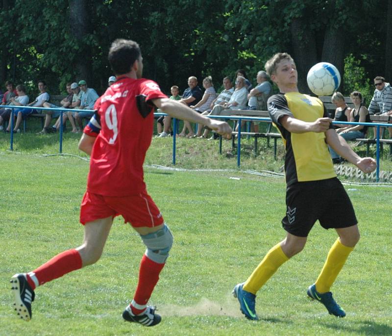 MAJÍ BOD. Česká Kamenice (v červeném) remizovala 0:0 s Chlumcem.