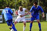 DERBY VÝBĚŽKU. Rumburk (v bílém) vyhrál ve Šluknově 3:1.