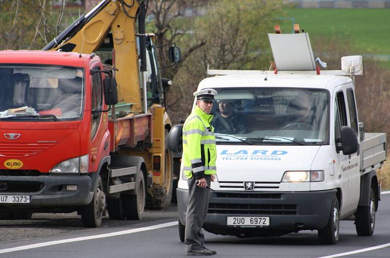 Vytahování zapadlého nákladního auta společnosti ČEZ v Ludvíkovicích.