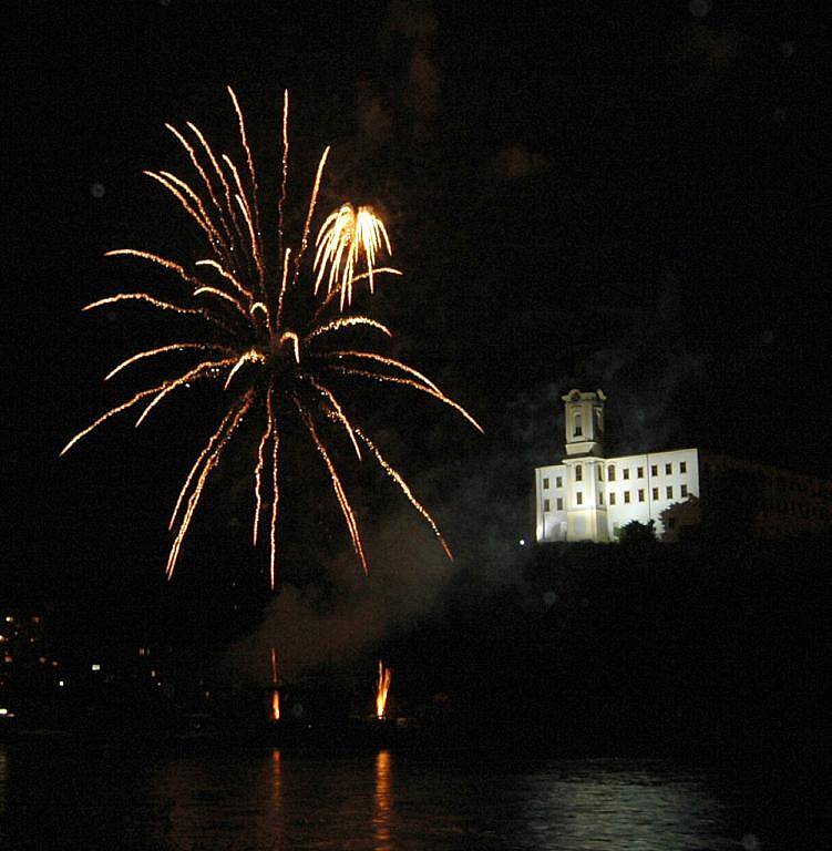 Děčín rozsvítil ohňostroj, lidé lampiony