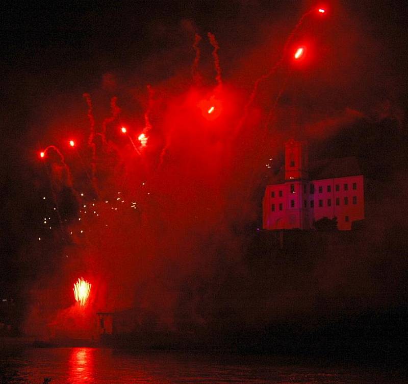 Děčín rozsvítil ohňostroj, lidé lampiony