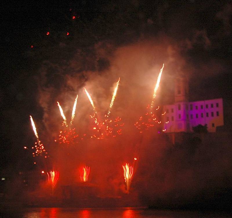 Děčín rozsvítil ohňostroj, lidé lampiony