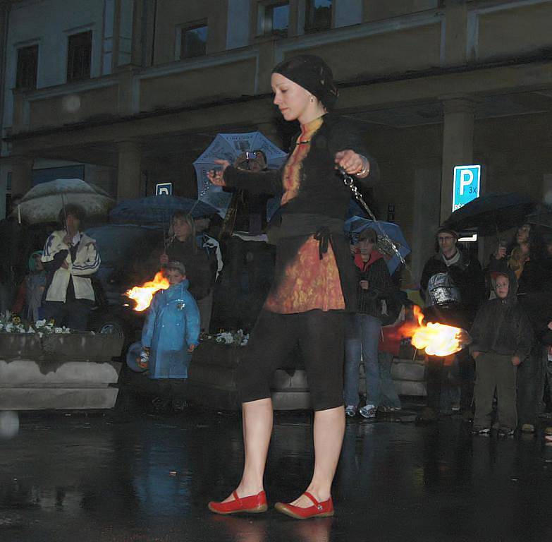 Děčín rozsvítil ohňostroj, lidé lampiony