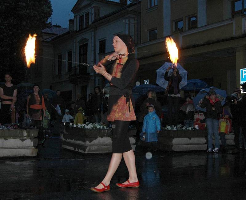 Děčín rozsvítil ohňostroj, lidé lampiony