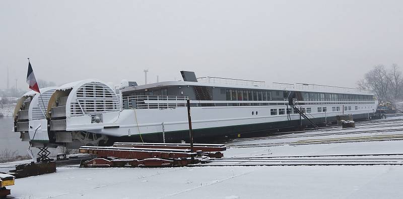V děčínských loděnicích v Křešicích opravují unikátní loď Elbe Princesse. Děčínský Deník měl možnost se podívat do útrob této krásné lodě.
