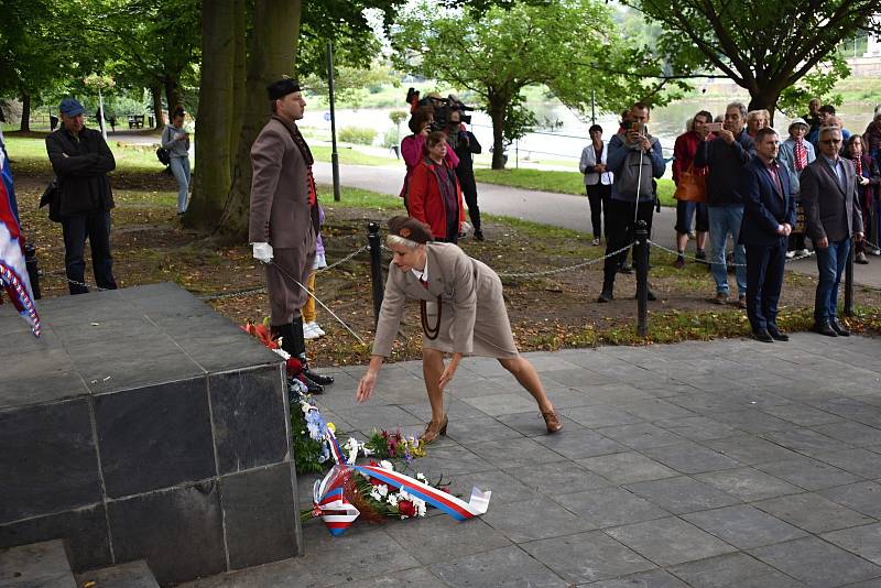 Sokolové přišli položit květiny k pomníku Miroslava Tyrše.