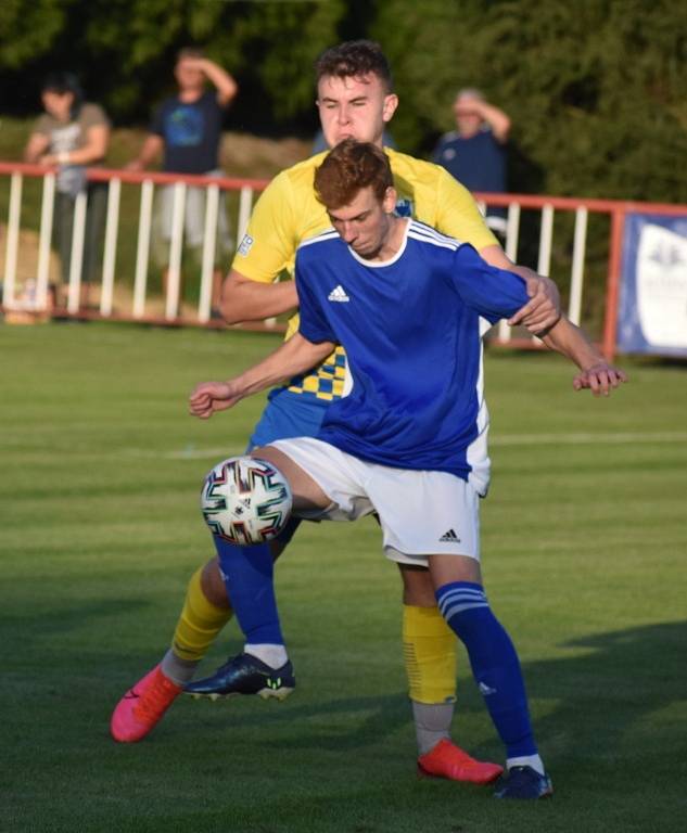 Fotbalisté Modré (modré dresy) doma prohráli s Litoměřickem 2:3.