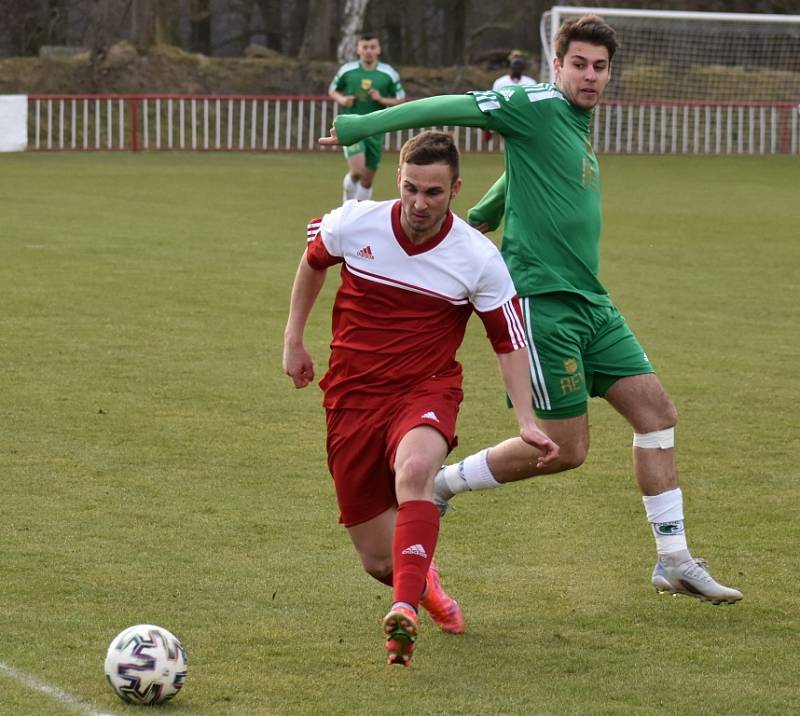 Vilémov (zelené dresy) zvládl derby, když v Modré vyhrál 3:0.