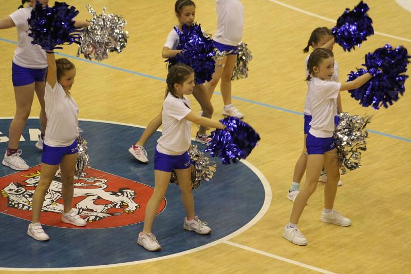 BYLY TO NERVY! Děčínští basketbalisté doma porazili Pardubice 74:73.