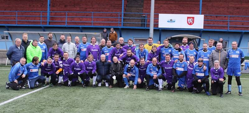 Pelikáni (fialové dresy) porazili gardu Ústí nad Labem 8:2.