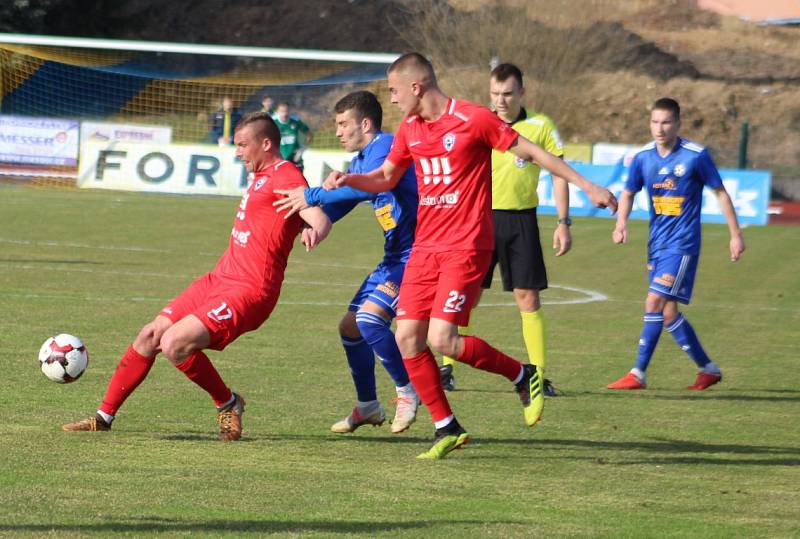 REMÍZA. Varnsdorf (v modrém) hrál s Vítkovicemi 0:0.