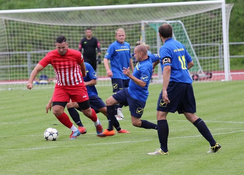 PORÁŽKA. Rumburk (v modrém) doma podlehl Ledvicím 2:4.