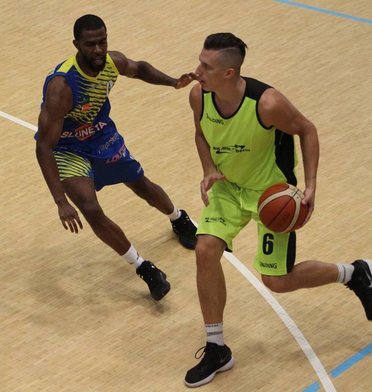 PŘÍPRAVA. Basketbalisté Děčína (žlutá) doma přivítali Ústí nad Labem.