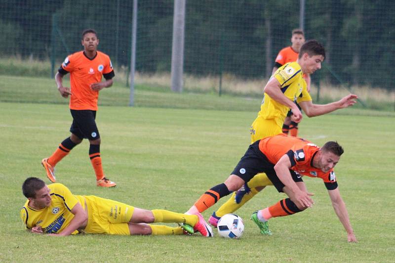 FOTBALISTÉ VARNSDORFU (ve žlutém) porazili juniorku Liberce 7:2. 