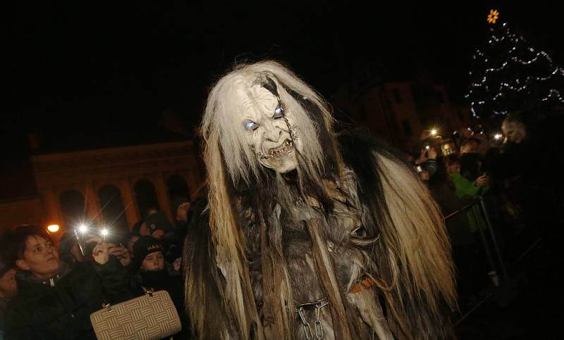 Po náměstí v Benešově nad Ploučnicí se proháněli čerti krampusáci