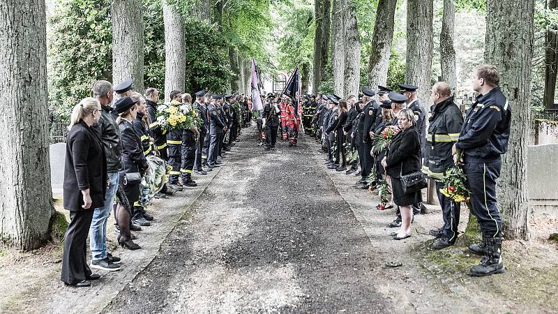 V Rumburku se rozloučili s hasičem a záchranářem, který zemřel při dopravní nehodě.