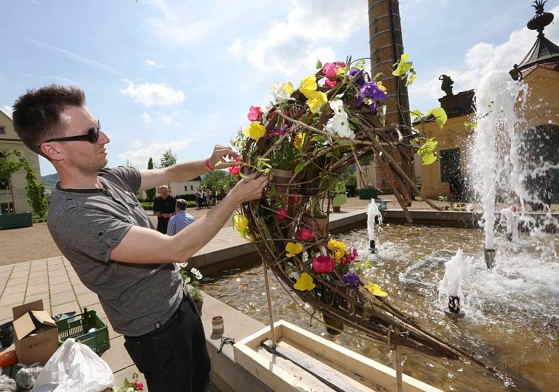 Ve čtvrtek soutěžili floristé v zámeckých zahradách v Děčíně.