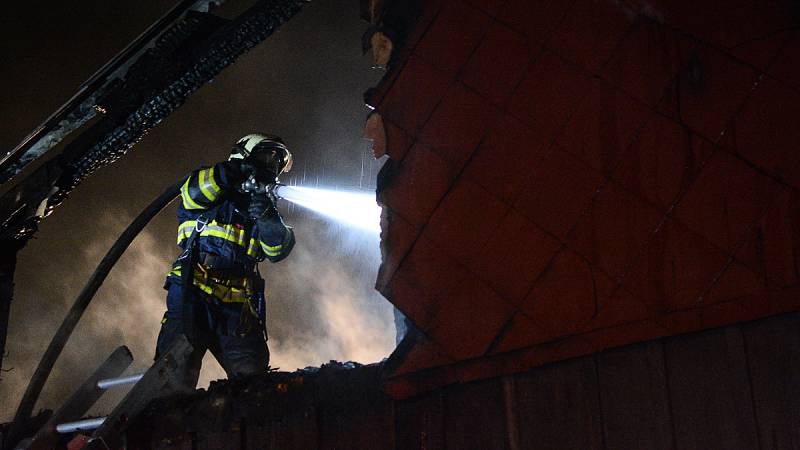 Požár roubenky likvidovali hasiči ve středu časně ráno v Rumburku.